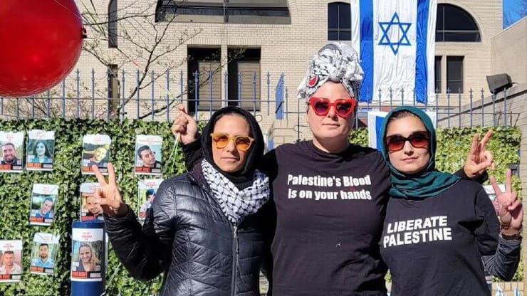 אטפה רוחוונד מימין וחזאמי ברמדה במרכז, מול השגרירות בוושינגטון (צילום: מתוך הרשתות החברתיות) רוחוונד מימין וחזאמי במרכז. מול השגרירות בוושינגטון