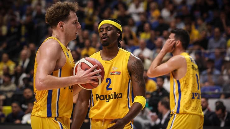 "היינו רכים". שחקני מכבי ת"א אתמול (צילום: עוז מועלם) מכבי ת"א הפועל ירושלים