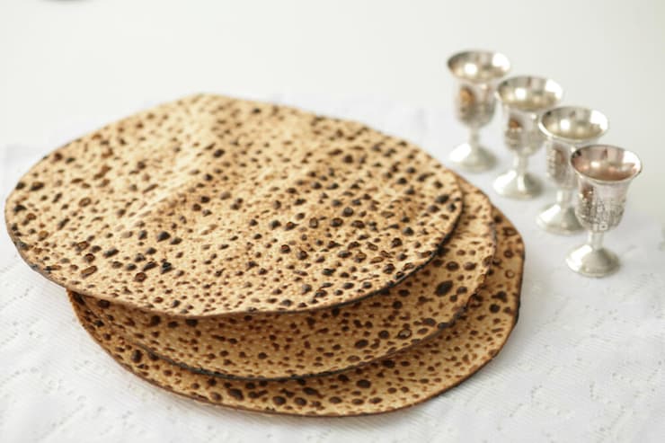 מצות וכוסות יין לסדר