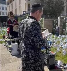 הרב שמואל הרצפלד והמפגינה עם המגפון (צילום: מתוך הרשתות החברתיות) הרב שמואל הרצפלד והמפגינה עם הרמקול