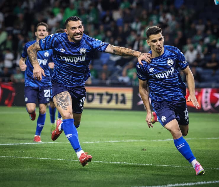 ביטון ואליאס בעננים, הערב (צילום: עוז מועלם) שחקן הפועל באר-שבע דן ביטון עם שי אליאס