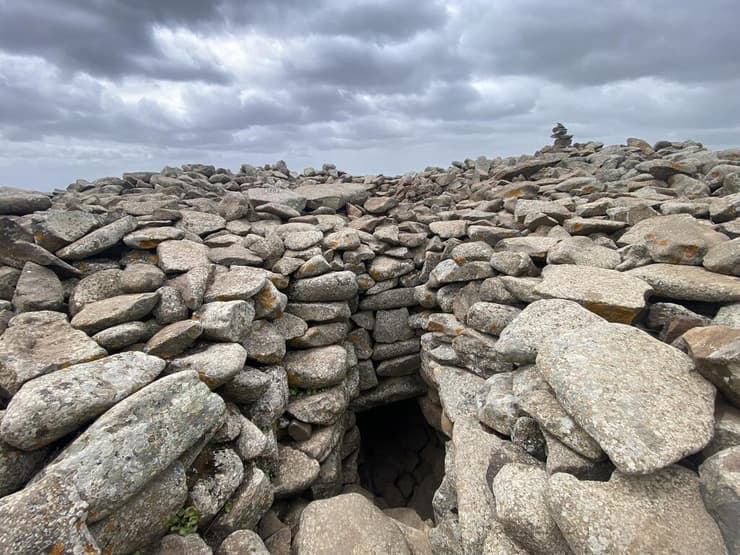 לוח שמש, קבר או אתר פולחן? התל ברוג'ום אל-הירי