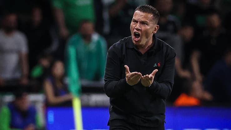 עצבני בצדק. בכר (צילום: עוז מועלם) מאמן מכבי חיפה ברק בכר