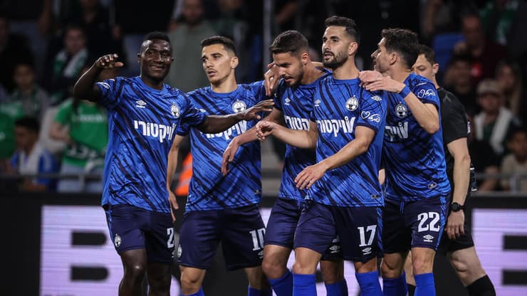 חזרו בענק למסלול הניצחונות. שחקני הפועל באר-שבע חוגגים (צילום: עוז מועלם) שחקני הפועל באר-שבע חוגגים