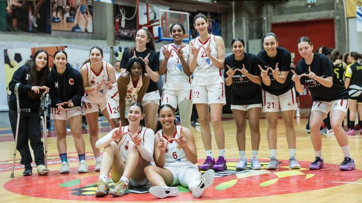 שחקניות ראשל"צ חוגגות את העלייה לגמר הפלייאוף