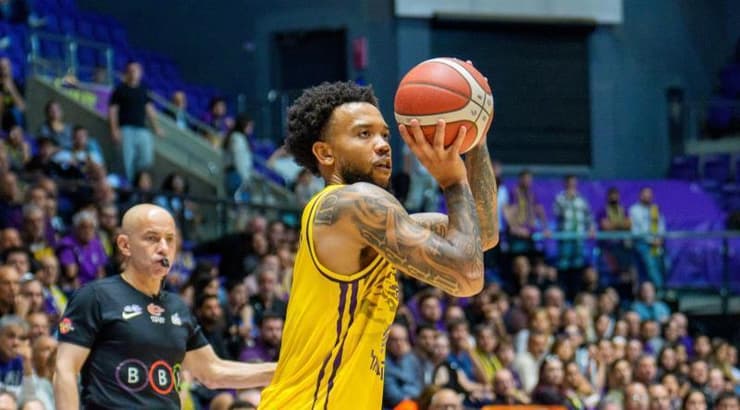 מייק דיויויס זורק (רועי כפיר) מייק דיויויס זורק