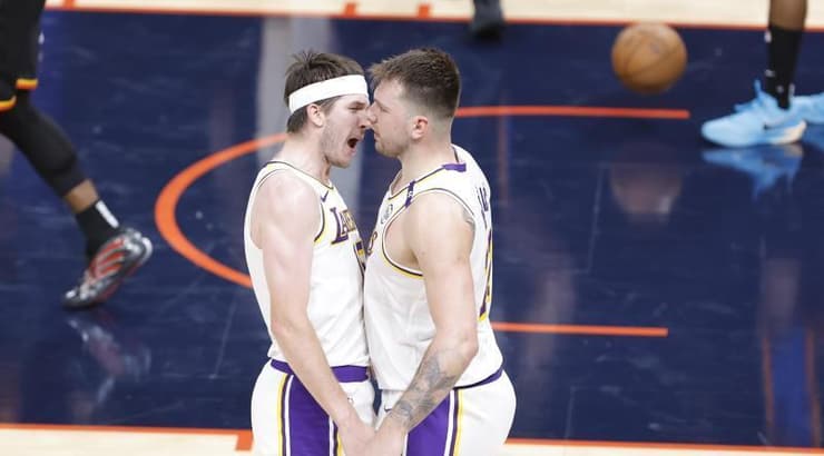 לוקה דונצ'יץ' ואוסטין ריבס חוגגים