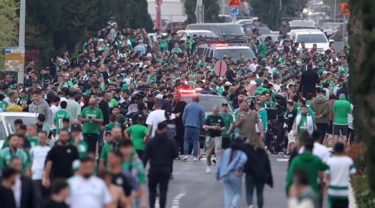 עימותים בין חלק מאוהדי הירוקים לשוטרים (צילום: עמרי שטיין, ONE) עימותים בין חלק מאוהדי הירוקים לשוטרים