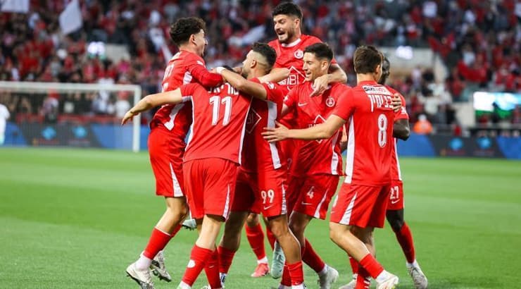 שחקני הפועל תל אביב חוגגים (שחר גרוס) שחקני הפועל תל אביב חוגגים