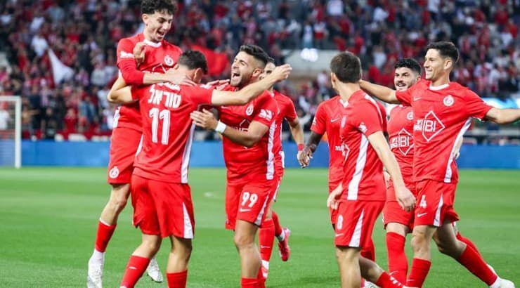 שחקני הפועל ת"א חוגגים