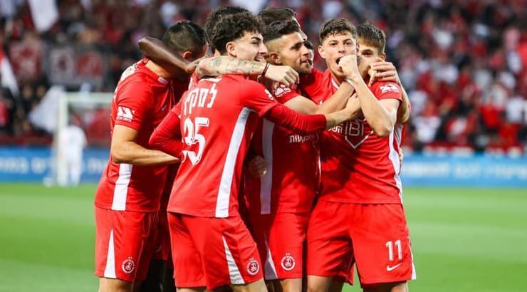 שחקני הפועל תל אביב שמחים (שחר גרוס) שחקני הפועל תל אביב שמחים