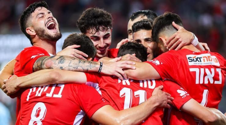 שחקני הפועל תל אביב חוגגים (שחר גרוס) שחקני הפועל תל אביב חוגגים