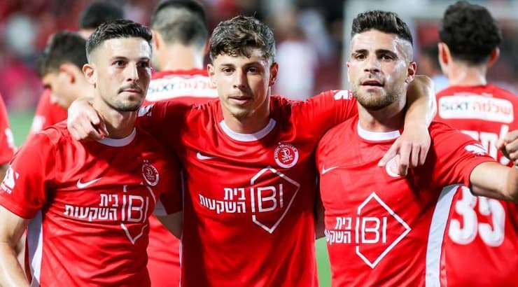 שחקני הפועל תל אביב חוגגים עם טוריאל את השלישי (שחר גרוס) שחקני הפועל תל אביב חוגגים עם טוריאל את השלישי