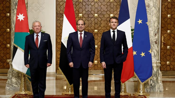 פגישתם של מקרון א-סיסי ועבדאללה בקהיר