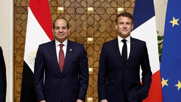 מקרון וא-סיסי בקהיר (צילום:REUTERS/Benoit Tessier/Pool) פגישתם של מקרון א-סיסי ועבדאללה בקהיר