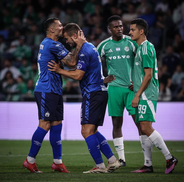 שחקן הפועל באר-שבע מיגל ויטור עם שי אליאס, מול שחקן מכבי חיפה פדראו, ריקרדיניו