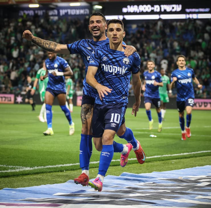 משלב זה מכבי חיפה התפרקה. דן ביטון חוגג עם שי אליאס (צילום: עוז מועלם) שחקן הפועל באר-שבע דן ביטון עם שי אליאס