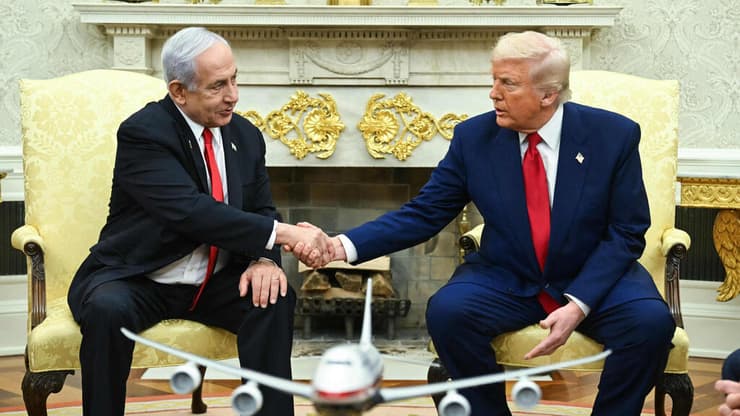 נתניהו שם את כל הז'יטונים על טראמפ (צילום:SAUL LOEB / AFP) ראש הממשלה בנימין נתניהו ונשיא ארה"ב דונלד טראמפ בחדר הסגול
