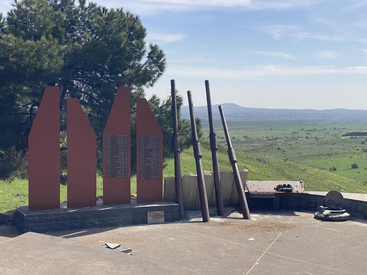 אנדרטת עוז 77 בעמק הבכא