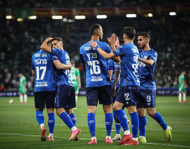 שחקני הפועל באר-שבע חוגגים