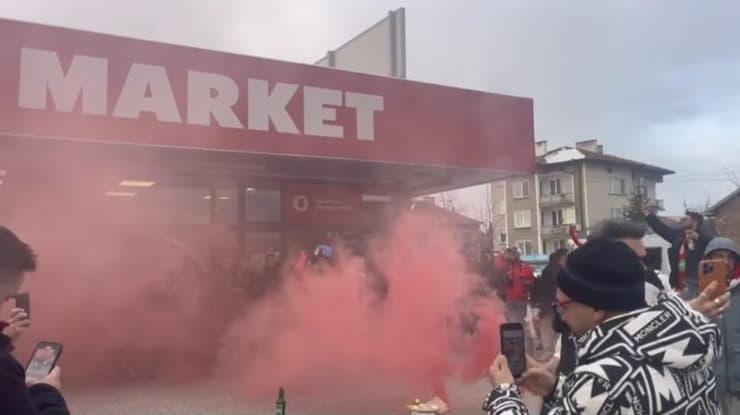 אוהדי הפועל ת"א בסמוך לאולם 