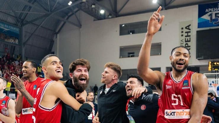 רחוקים 40 דקות מהיסטוריה. שחקני הפועל ת"א חוגגים (צילום: הפועל תל אביב) קאבוקלו ומדר