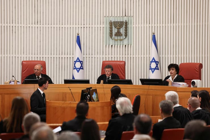 "נתניהו פעל בניגוד לפסיקת בג"ץ". שופטי העליון (צילום: REUTERS/Ronen Zvulun) דיון בבג"ץ בעתירות לפיטורי ראש השב"כ רונן בר