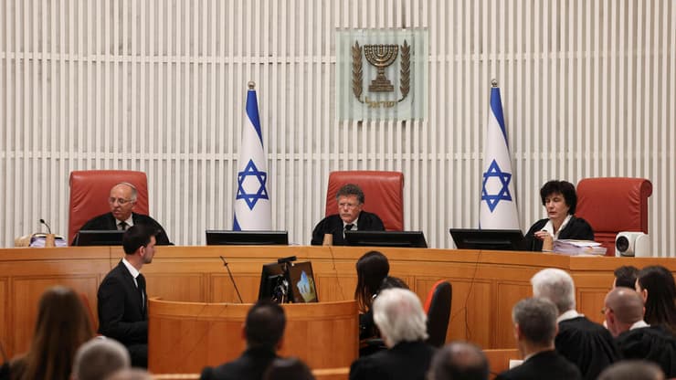 העיניים נשואות לשופטי בג"ץ. ברק-ארז, עמית וסולברג (צילום: REUTERS/Ronen Zvulun) דיון בבג"ץ בעתירות לפיטורי ראש השב"כ רונן בר