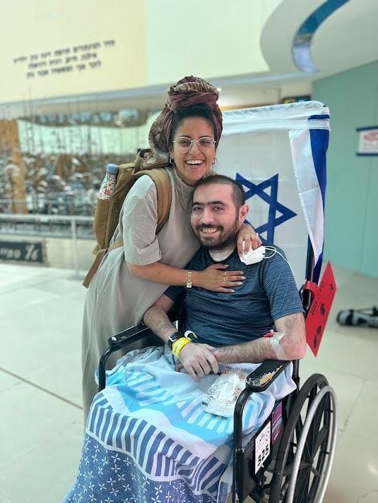 "למדתי מחדש ללכת, לאכול, לשתות, להתפנות - הכול מאפס", כפיר זר ואשתו (באדיבות המצולם ) כפיר זר