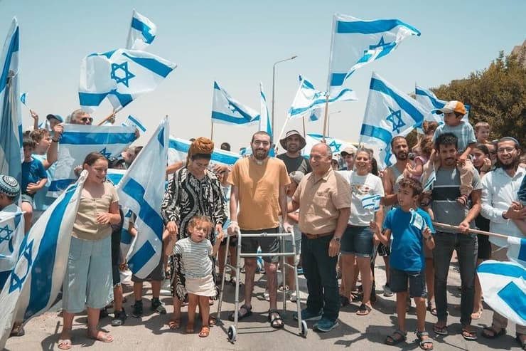 "חיים שניתנו לי בזכות תרומה של חייל שנהרג. זו תחושת הודיה שאין לה מילים", כפיר זר ומשפחתו (באדיבות המצולם) כפיר זר