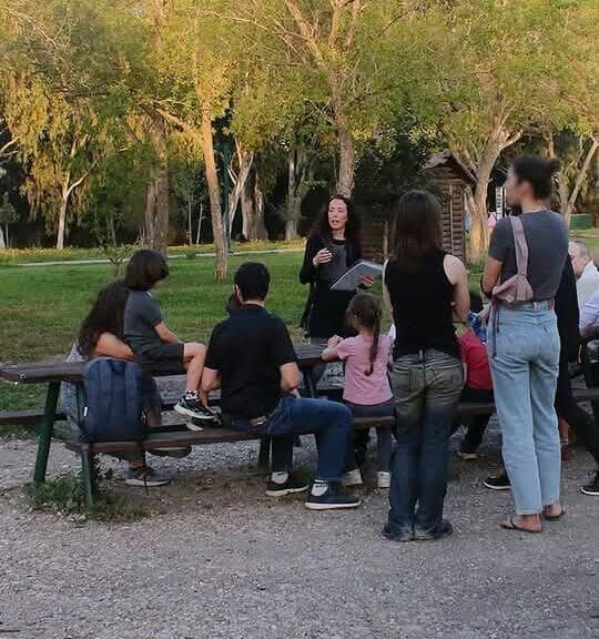 צלמת הטבע עירית דרוב, באחד מסיורי ההסברה אותם היא מעבירה בפארק הירקון