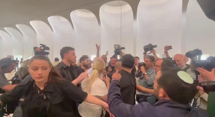 צעקות ועימותים מחוץ לדיון בבג"ץ בעתירות לפיטורי ראש השב"כ רונן בר