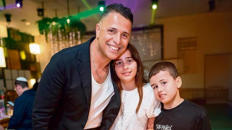 נדב אבקסיס עם הילדים, שירה ואורי