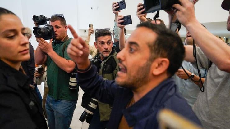 צעקות ועימותים מחוץ לדיון בבג"ץ בעתירות לפיטורי ראש השב"כ רונן בר