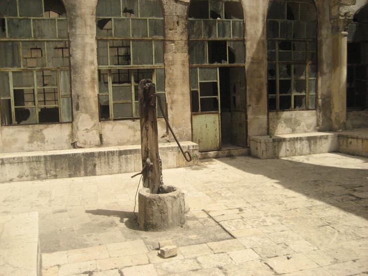 באר בחצר בית הכנסת הגדול "הצהוב" ע"ש יואב בן צרויה, שממנה שאבו מים לשם רחיצת הידיים לפני התפילה, ולידה גם קיימו בראש השנה את מנהג התשליך