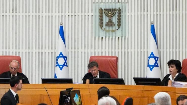 השופטים ברק-ארז, עמית וסולברג. "זכות השימוע היא קודם כול להציג את העובדות" (צילום: שלו שלום) דיון בבג"ץ בעתירות לפיטורי ראש השב"כ רונן בר