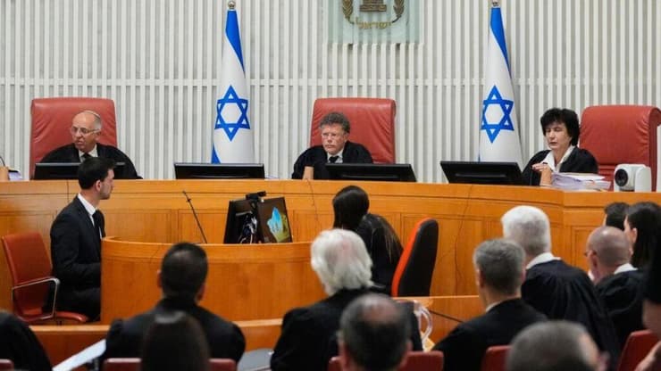 כששופטי העליון נכנסו לאולם, קראו להם נוכחים: "אין לכם סמכות לנהל את הדיון הזה" (צילום: שלו שלום) דיון בבג"ץ בעתירות לפיטורי ראש השב"כ רונן בר