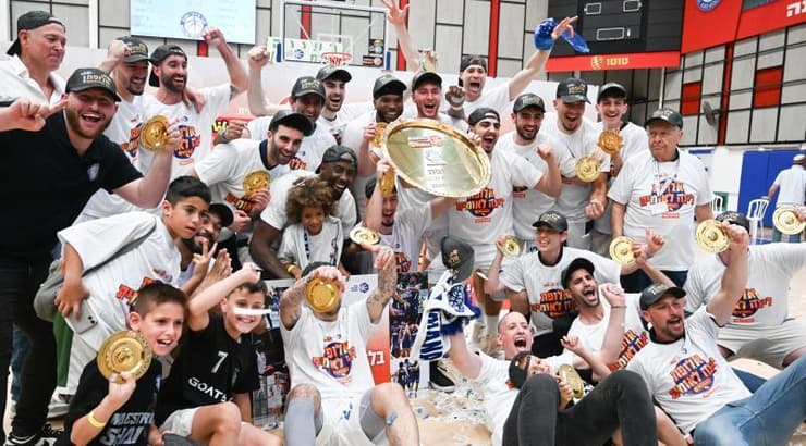 שחקני מכבי רעננה חוגגים עלייה (ראובן שוורץ) שחקני מכבי רעננה חוגגים עלייה