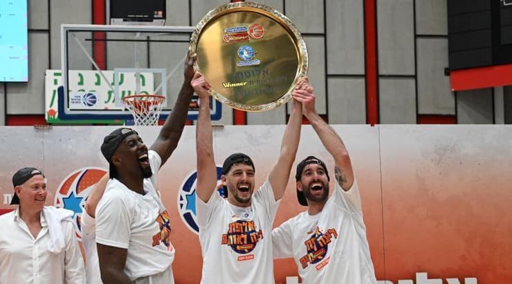 שחקני מכבי רעננה חוגגים (ראובן שוורץ) שחקני מכבי רעננה חוגגים