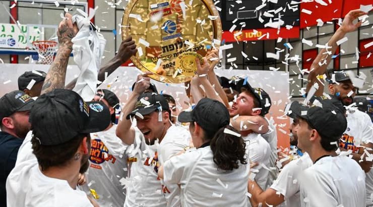 שחקני מכבי רעננה חוגגים (ראובן שוורץ) שחקני מכבי רעננה חוגגים