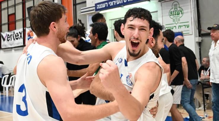 שחקני מכבי רעננה חוגגים (ראובן שוורץ) שחקני מכבי רעננה חוגגים