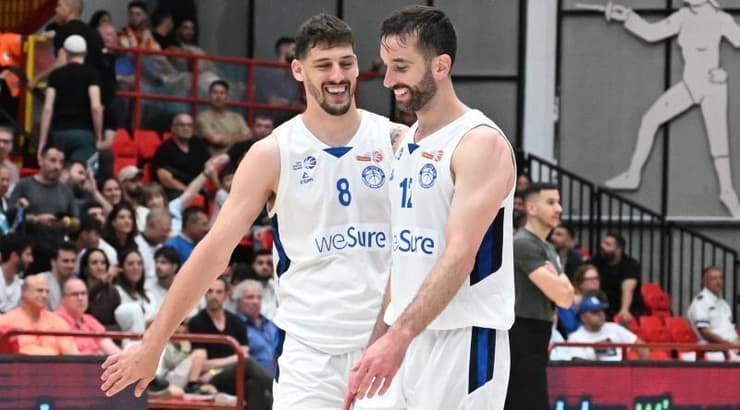 יוגב אוחיון וחואקין שוכמן מאושרים (ראובן שוורץ) יוגב אוחיון וחואקין שוכמן מאושרים