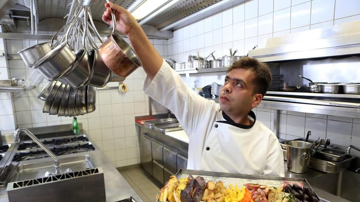 השף רפי כהן במטבח של מסעדת רפאל (צילום: צביקה טישלר) השף רפי כהן במטבח של מסעדת רפאל