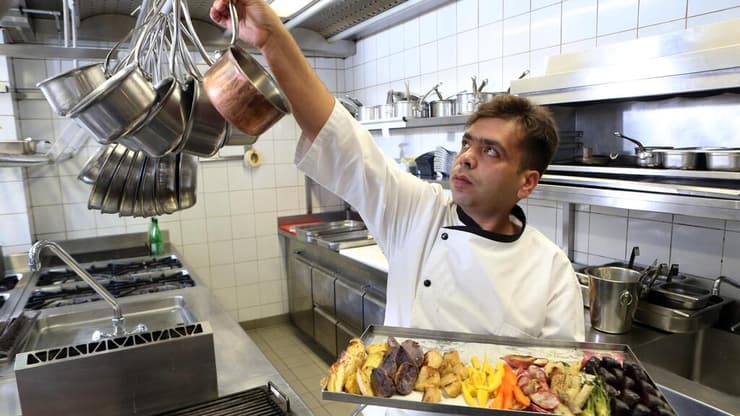 השף רפי כהן במטבח של מסעדת רפאל