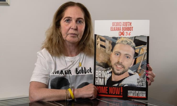 האם רוחמה עם תמונתו (צילום: שלו שלום) רוחמה בוחבוט, אימו של אלקנה בוחבוט