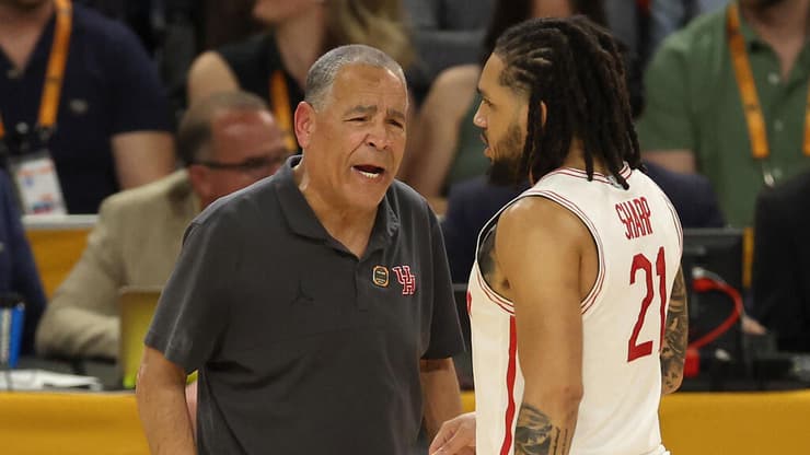 שחקן יוסטון קוגרס עמנואל שארפ עם מאמנו קלווין סמפסון