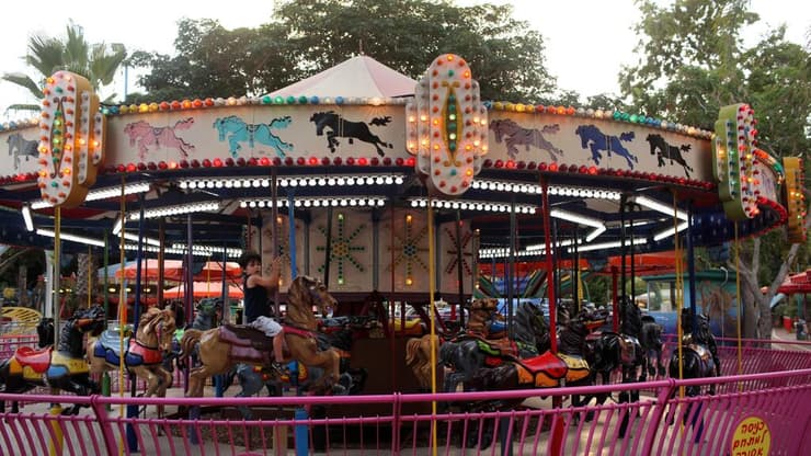 הלונה פארק בתל אביב. התייקרות של 30 שקל לכרטיס בודד (צילום: עמית שעל) הלונה פארק בתל אביב