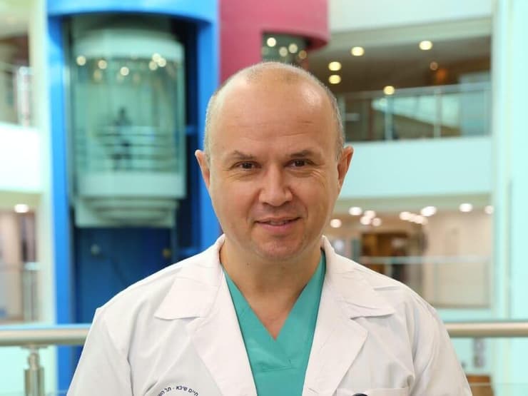 "אקמו הוא לא רק מכשיר – אלא אסטרטגית טיפול שלמה" פרופ' ליאוניד סטרניק (דוברות המרכז הרפואי שיבא) פרופסור ליאוניד סטרניק