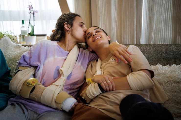 זיו קורן התלווה לאמילי דמארי ורומי גונן בחיים שאחרי השבי