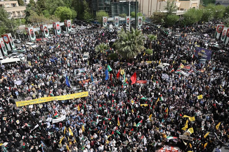 איראן טהרן כיכר פלסטין שורפים דגלים הפגנה למען עזה